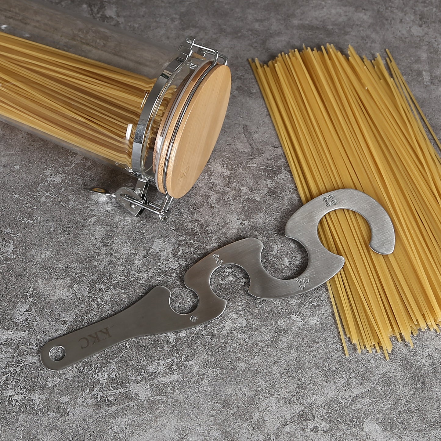 KKC HOME ACCENTS Glass Pasta Storage Container with Measuring Tool, 68 Floz